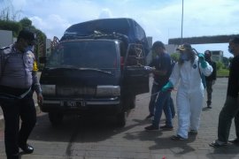 Masuk Burangkeng, truk sampah wajib disemprot disinfektan cegah COVID-19