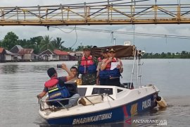 Polisi susur sungai ingatkan warga patuhi Maklumat Kapolri