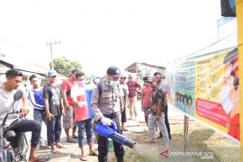 Polisi dan warga di Langkahan bangun posko dan semprot disinfektan