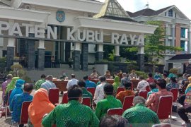 Pemkab Kubu Raya rapat Gugus Tugas COVID-19 di halaman kantor bupati
