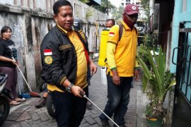 Legislator Golkar bagikan alat semprot disinfektan ke warga Kota Surabaya