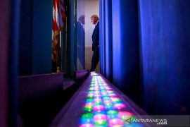 Orang-orang di sekitar Donald Trump dan Mike Pence akan dites corona