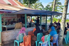 Kajari Pariaman dan BPJS Kesehatan nongkrong di warung dengar keluhan warga