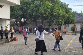 COVID-19 mewabah, pabrik pengepakan udang Situbondo perketat perlakuan terhadap karyawan