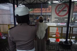 Belasan santri diperiksa di Terminal Kediri cegah penyebaran COVID-19