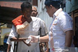 Cegah COVID-19, HIPMI bagikan  "hand soap kepada jamaah Shalat Jumat