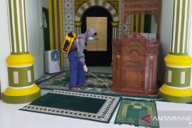 Relawan COVID-19 di Tanjungpinang semprot disinfektan di masjid