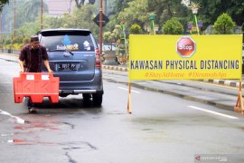 Warga terobos kawasan tertib physical distancing