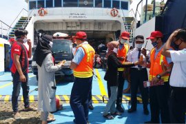 Simpatisan PDIP Situbondo bagikan minuman "empon-empon" kepada penumpang kapal