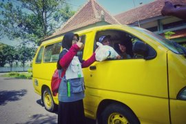 "Si Jamal" Kediri bagikan bahan pokok ke sopir angkot dan penarik becak