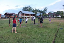 Warga dan prajurit TMMD olahraga bersama