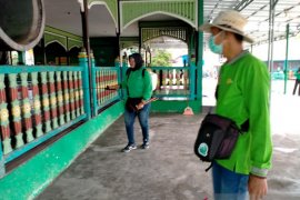 PHD bantu penyemprotan disinfiktan ke tempat ibadah dan sekolah