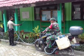 Motor Bhabinkamtibmas "disulap" jadi mesin penyemprotan disinfektan