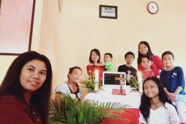 Umat Katolik di Timika ibadah Minggu Palma melalui "video streaming"