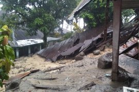 Dua orang warga hilang akibat longsor