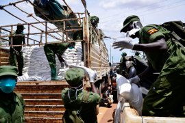 Warga Uganda olah limbah plastik jadi pelindung wajah