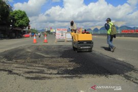 Perbaiki jalan trans Sulawesi