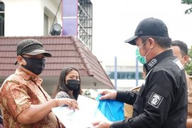Gubernur serahkan bantuan pembayaran listrik dan sembako gratis