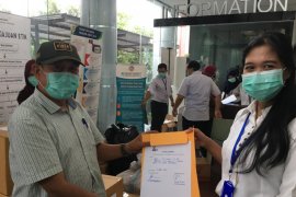 La Nyalla Academia serahkan 100 kotak masker medis ke RS Unair Surabaya