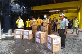 Golkar Kalsel serahkan APD corona kepada tiga RSUD