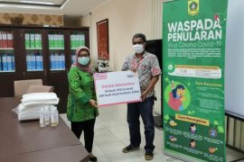 Dinkes Kabupaten Bogor terima bantuan APD dan hand sanitizer hasil donasi konsumen Alfamart