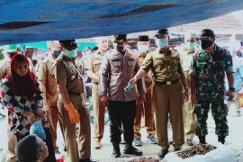 Pengecekan harga kebutuhan pokok di Pasar Sengeti