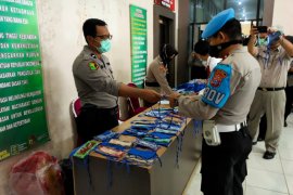 Kapolres Tabalong bagi-bagi masker cegah Corona