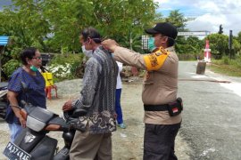 Satgas Relawan Penanggulangan COVID-19 Jayapura bagi masker ke warga cegah Corona