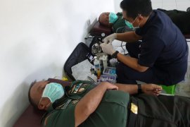 60 TNI-mahasiswa ikuti donor darah di Kesdam IX/Udayana