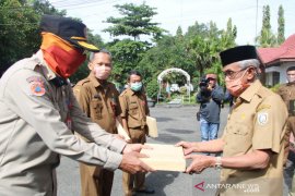 Bupati serahkan insentif tenaga kesehatan yang tangani COVID-19