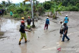 PLN bertindak cepat pulihkan listrik pasca longsor di Tanah Datar