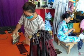 Penjahit di Kota Sorong bagikan masker gratis cegah Corona