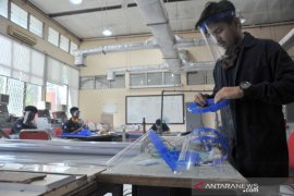 Mahasiswa Politeknik Negeri Sriwijaya memproduksi pelindung wajah
