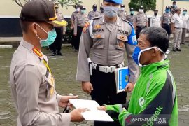 Pengemudi ojol korban penipuan di Banyumas terima santunan dari sejumlah pejabat (VIDEO)