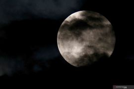 Malam ini, fenomena supermoon terakhir pada 2020