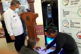 Takmir Masjid bantu kaum dhuafa lewat ATM beras