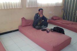 Sejumlah penumpang angkutan umum diobservasi di Poltek Kediri