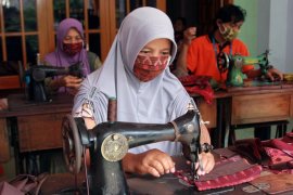 Perajin masker berbahan tenun ikat dari Kediri banjir pesanan