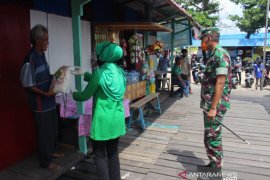 Persit Kodim 0913/PPU Bagikan Masker dan Beras