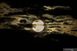 Jangan terlewatkan menyaksikan fenomena supermoon malam ini terakhir pada 2020