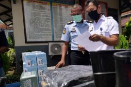 Kanwil Kemenkumham Jatim salurkan bantuan APD di Lapas Madiun