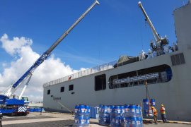Kapal KRI Semarang jemput bantuan konsentrat hand sanitizer dari Singapura