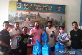 Kopmil Ijo Family salurkan suplemen kepada wartawan Luak Limopuluah