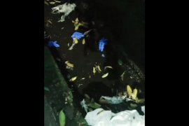 APD dibuang di selokan, saksi: pembuang tidak turun dari mobil