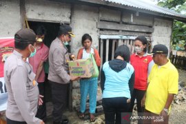 Kapolres MTB serahkan sembako bagi keluarga kurang mampu di Bomaki