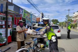 Satlantas Polres Tanah Bumbu bagikan sembako gratis ke masyarakat