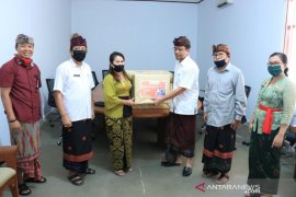 Bawaslu Bali donasikan masker non-medis