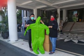 Putra Wali Kota Risma bantu 100 baju APD ke Pemkot Surabaya