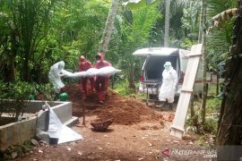 Tangisan keluarga iringi prosesi pemakaman jenazah PDP virus corona di Agam