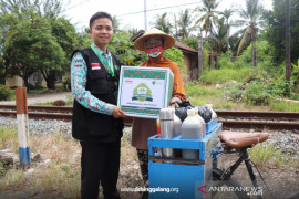 Dompet Dhuafa Singgalang salurkan bantuan paket sembako kepada kaum duafa terdampak COVID-19